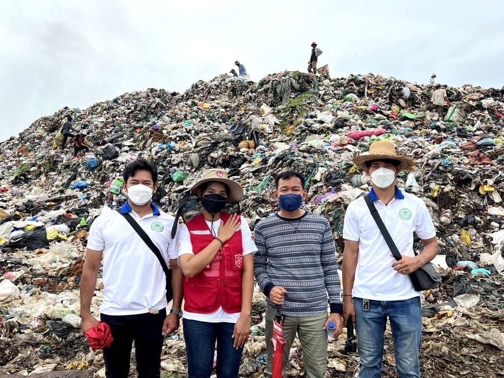쓰레기 마을에서 거주민들 간식 나눠주는 피아비선수!