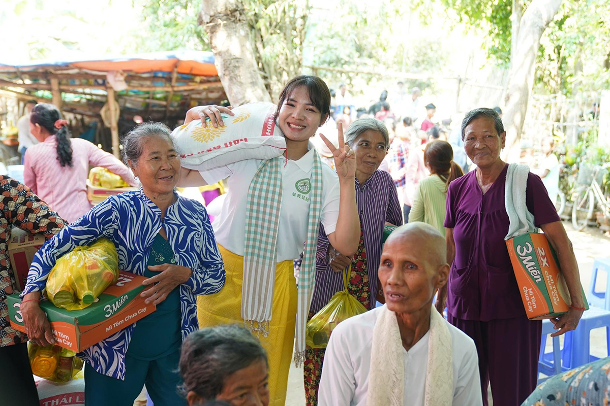 '한국 짜장라면 인기 최고에요'...캄보디아 봉사활동 나선 스롱 피아비  